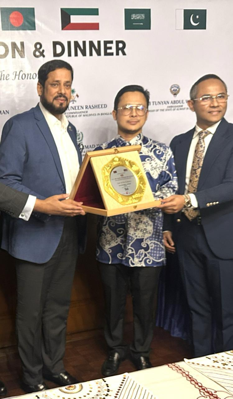 Receiving commemorative plaque at diplomatic reception & dinner